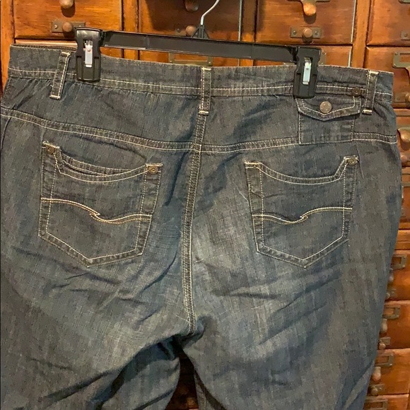 Blue Jean cuffed shorts, smoke & pet free home - Picture 2 of 9